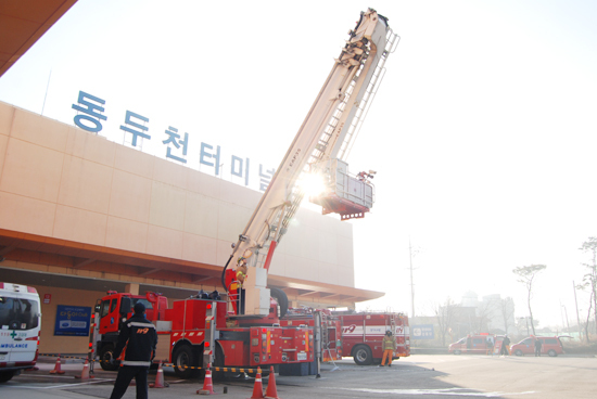 ▲ 동두천소방서(서장 심재빈)는 9일 지행동 소재 롯데마트에서 긴급구조통제단 불시 가동훈련을 실시했다.