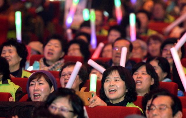 9일 인천시 연수구 송도글로벌대학캠퍼스 대강당에서 열린 2014 자원봉사자의날 기념행사 및 인천 AG,APG,전국장애인체전 자원봉사자 해단식 행사에서 자원봉사자들이 축하공연을 보며 즐거운 시간을 보내고 있다. 장용준기자