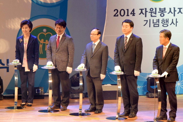 이정희 인천시자원봉사센터 회장과 이청연 인천시교육감, 신교철 본보 인천본사사장등 내외빈들이 해단식 및 선포 세레머니 버튼을 누르고 있다.장용준기자