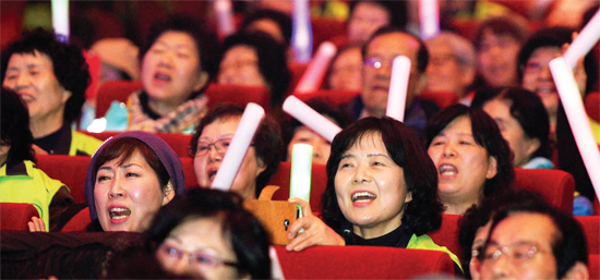 ▲ 9일 인천시 연수구 송도글로벌대학캠퍼스 대강당에서 열린 2014 자원봉사자의날 기념행사 및 인천 AG, APG, 전국장애인체전 자원봉사자 해단식 행사에서 자원봉사자들이 축하공연을 보며 즐거운 시간을 보내고 있다. 장용준기자