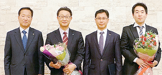 ▲ 한영로 에너지관리공단 산업진흥이사, 현운식 (주)삼천리 이사(왼쪽부터)가 수상자와 함께 기념촬영을 하고 있다.