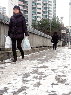 ▲ 10일 수원시 영통구 원천천 산드레미교 위 보행로에 쌓인 눈이 녹지 않아 빙판길이 형성돼 있다. 박정식기자