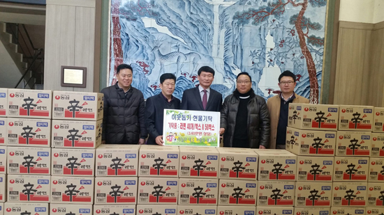 ▲ ‘하늘이 내린 사랑의 봉사단’(회장 이백석) 일행은 지난 10일, 광주시 오포읍사무소를 방문해 라면 50상자(140만원 상당)를 기탁했다.
