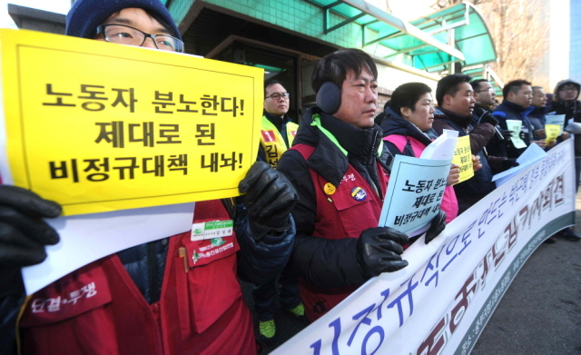 11일 민주노총인천지역본부 회원들이 인천시 남동구 중부고용노동청 앞에서 정부의 비정규직 종합대책을 규탄하는 기자회견을 갖고 있다. 장용준기자