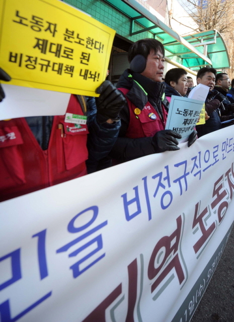 11일 민주노총인천지역본부 회원들이 인천시 남동구 중부고용노동청 앞에서 정부의 비정규직 종합대책을 규탄하는 기자회견을 갖고 있다. 장용준기자