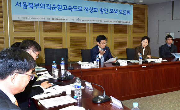 ▲ 최성 고양시장이 지난 10일 국회 의원회관에서 열린 ‘서울외곽순환고속도로 정상화 방안모색’ 토론회에서 불공정 통행료 개선에 대한 정책을 촉구하고 있다. 고양시제공