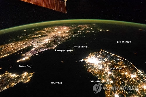 ▲ 사진= 로이터 올해의 사진 한반도의 밤, 국제우주정거장(ISS) 우주인들이 동아시아 상공을 지나면서 촬영한 남북한의 서로 다른 밤 모습. 연합뉴스