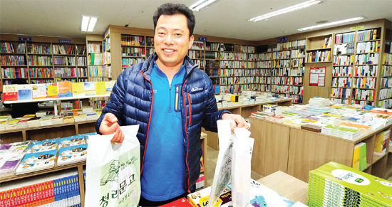 ▲ ‘인터넷보다 빠른 동네서점’ 이라는 서구 연희동의 청라문고 임현일 대표가 책 배달에 나서고 있다.