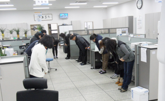 ▲ 광주시 곤지암읍은 최근 ‘민원행정서비스 수준향상을 위한 친절교육’을 직원 및 기간제근로자, 공익 등 26명을 대상으로 실시했다고 15일 밝혔다.