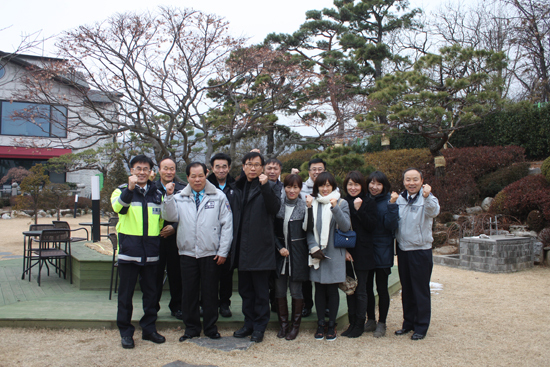 ▲ 과천경찰서(서장 이상기)는 15일 과천시 갈현동 소재 인근식당에서 녹색어머니회와 모범운전자회, 교통경찰 등 20여 명이 참석한 가운데 교통협력단체 간담회를 개최했다