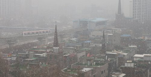 ▲ 전역에 대설주의보가 내린 15일 오후 경기도 의정부시 신곡동에서 눈발이 날리고 있다.연합뉴스