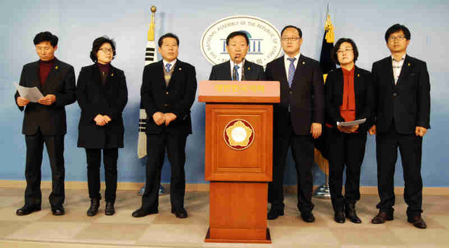▲ 제종길 안산시장(가운데)이 16일 오후 국회 정론관에서 시의원들과 세월호 특별법 법안 심사와 관련한 기자회견을 하고 있다. 안산시 제공