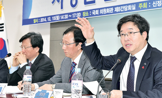 ▲ 염태영 수원시장이 지난 15일 열린 ‘지방분권 개헌 토론회’에서 토론을 하고 있다.  수원시 제공