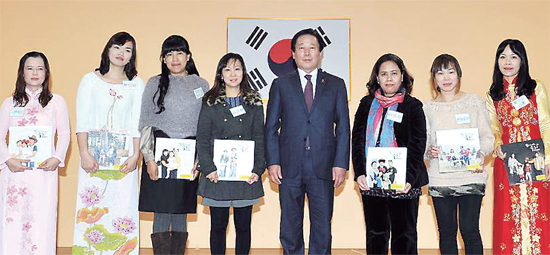 ▲ 결혼이주여성의 한국생활 정착기를 담은 앨범을 전달 후 조억동 광주시장(가운데)과 함께 기념사진을 찍고 있다.