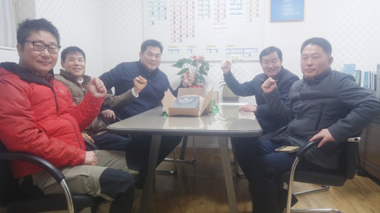 ▲ 군포시 광정동 지역주민 4명이 결성한 ‘군불이’ 봉사단이 장애인 및 독거어르신들에게 전달해달라며 주민센터에 발열내의 120벌이 기탁됐다.