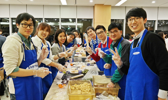 ▲ 삼성전자는 16일 삼성 나노시티 기흥캠퍼스에서 모과ㆍ유과차와 오색떡을 만들어 이주민 및 다문화가정 지원시설에 전달했다.
