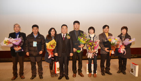 ▲ 농협중앙회 경기지역본부는 17일 농협 안성교육원에서 조재록 본부장, 성효용 전국새농민회장, 최동군 경기새농민회 회장 및 새농민회원 등 600여명이 참석한 가운데 ‘2014년 경기 새농민회 정기총회’를 개최했다.