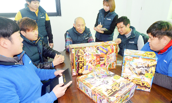 ▲ 홍성환 대표가 직원들과 함께 크리스마스를 앞두고 히트 상품으로 떠오르며 품귀현상이 벌어지고 있는 ‘파워레인저’ 수급 대책에 대한 회의를 갖고 있다.