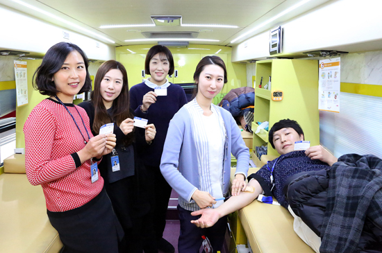 ▲ 경기과학기술진흥원은 18일 대한적십자사 경기혈액원과 함께 광교테크노밸리 일대에서 ‘제3회 광교테크노밸리 과학기술인의 사랑 나눔-사랑愛 헌혈’ 행사를 실시했다.