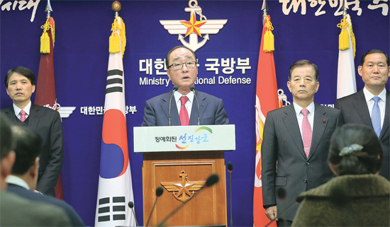 ▲ 병영혁신 과제 발표 심대평 병영문화혁신위원회 공동위원장이 18일 오전 용산 국방부에서 22개 병영문화 혁신 권고 과제를 발표하고 있다.  연합뉴스