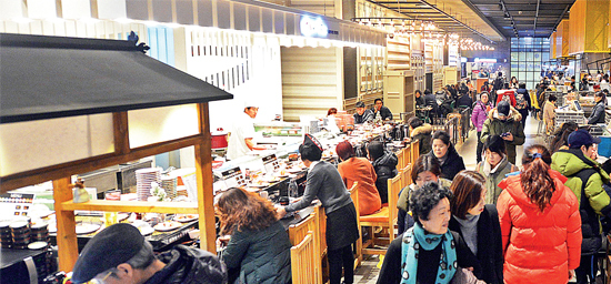 ▲ 맛집의 패러다임이 바뀌고 있다. 백화점 내 입점된 음식점에는 분식에서부터 일식, 한식 등 다양한 요리가 선보이고 있어 고객들의 입맛을 사로 잡고 있다. 카페 분위기를 낸 AK플라자 수원점 푸드몰이 많은 고객들로 붐비고 있다.  추상철기자
