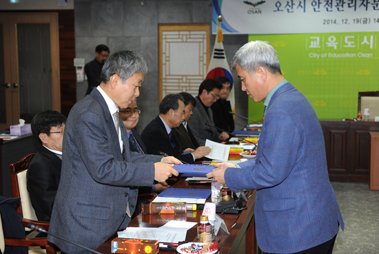 ▲ 오산시는 지난 19일 상황실에서 ‘오산시 안전관리자문단 위촉식 및 정기회의’를 개최하고 자문단 위원들에게 위촉장을 수여하고 적극적 역할을 당부했다.
