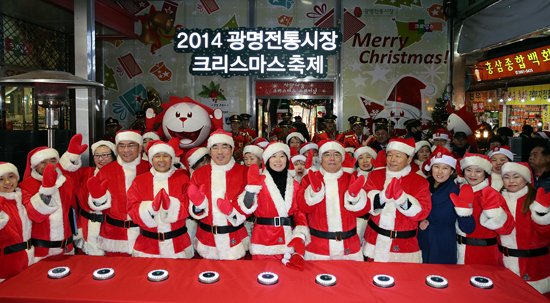 ▲ 지난 19일 광명전통시장 크리스마스 축제를 알리는 점등식에서 서승원 경기도중소기업청장, 양기대 시장과 광명지역 상인들이 산타복장을 갖추고 기념사진을 촬영하고 있다. 광명시 제공