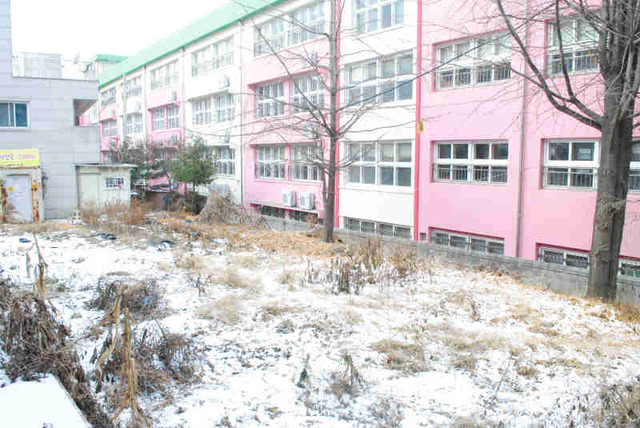 ▲ 지상 7층 규모의 공동주택 및 오피스텔이 들어설 부지인 남양주 평내동 P초교 옆 공터.  하지은기자
