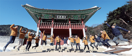 ▲ 남한산성의 세계문화유산 등재를 이끈 ‘남한산성문화관광사업단’ 직원 15명이 남한산성 행궁 정문인 ‘한남루’에서 힘차게 뛰어오르고 있다. 내년에는 현 조직이 남한산성세계유산센터로 개편, 앞으로도 이들의 뜨거운 열정은 계속될 것으로 기대된다. 추상철기자