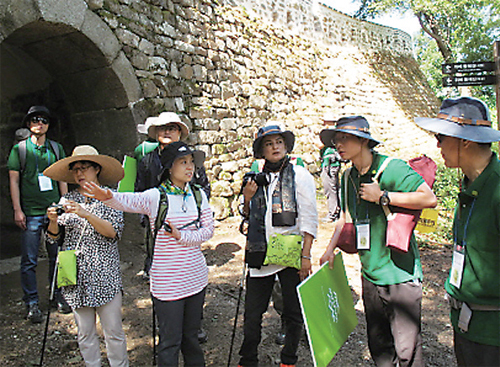 ▲ 2013년 9월3일 사업단 직원들이 유네스코 세계유산 등재 본 실사자 구르밋상가라이씨의 현지실사를 안내하고 있는 모습.