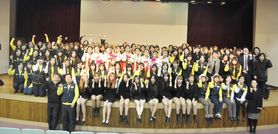▲ 경인여자대학교 학생 117명으로 구성된 동계해외봉사단이 발대식 후 기념촬영을 하고 있다. 경인여대 제공