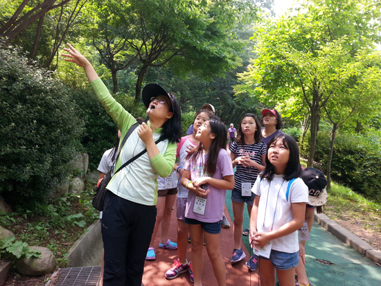 ▲ 안산시 상록구청 산하의 성포동주민센터(동장 김기서)가 환경재단 에버그린21에서 실시하는 환경인증제에서 최고등급인 그린(Green) 등급을 획득했다고 23일 밝혔다.