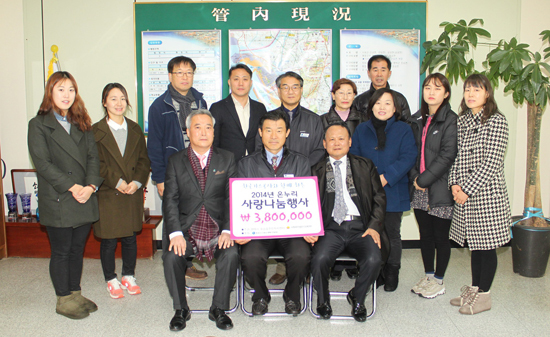 ▲ 한국가스공사 평택기지본부(본부장 고수석)는 23일 포승읍사무소에서 어려운 이웃돕기를 위한 온누리 사랑나눔행사인 ‘온누리 상품권(380만원상당)’ 전달식을 가졌다.