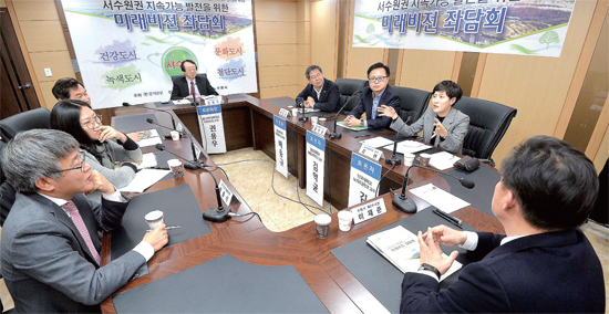 ▲ 경기일보 주최로 23일 본보 회의실에서 열린 ‘서수원권 지속가능 발전을 위한 미래비전 좌담회’에서 토론자들이 주제와 관련된 의견을 나누고 있다. 김시범기자