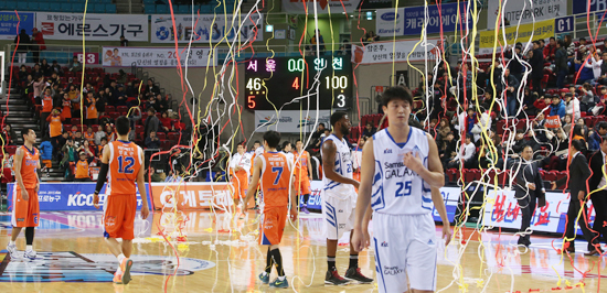 ▲ 지난 23일 인천 삼산월드체육관에서 열린 프로농구 2014-2015 정규시즌에서 인천 전자랜드에 46대100으로 참패를 당한 서울 삼성 선수들이 침울한 표정으로 코트를 나서고 있다.연합뉴스