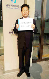 ▲ 김인수 의원이 공정거래위원회에 김포도시철도 노반건설공사 담합의혹 조사의뢰서를 제출하기에 앞서 조사의뢰서를 들어 보이고 있다.