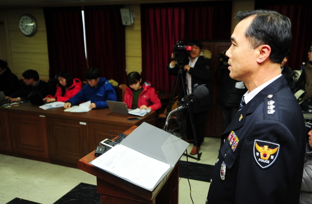 25일 오후 인천시 남동구 남동경찰서 2층 소회의실에서 김승열 형사과장이 '여행가방 속 노인시신' 살해 용의자를 공개 수배하는 내용의 브리핑을 하고 있다. 장용준기자