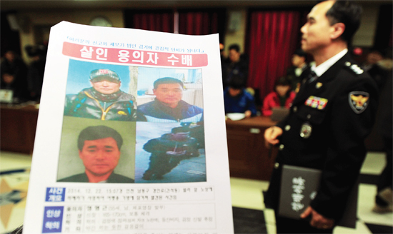 ▲ 25일 오후 인천시 남동구 남동경찰서 2층 소회의실에서 김승열 형사과장이 '여행가방 속 노인시신' 살해 용의자를 공개 수배하는 내용의 브리핑을 하고 있다. 장용준기자