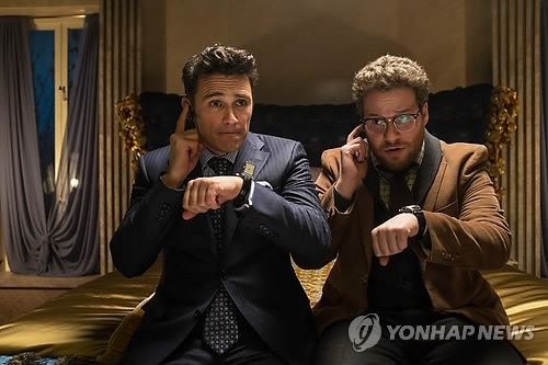 ▲ 사진= 윤미래 인터뷰, 소니 픽처스 엔터테인먼트사 제작의 영화 '인터뷰'에서 주연 제임스 프랭코(왼쪽)와 세스 로건이 함께 등장하는 장면. 연합뉴스