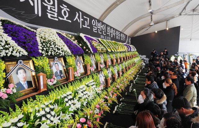 ▲ 27일 오후 인천시 남동구 인천시청 앞 미래광장에서 열린 '세월호참사 일반인 희생자 합동영결식'에서 유가족들이 헌화와 분향을 하며 오열을 하고 있다. 장용준기자