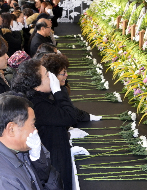 27일 오후 인천시 남동구 인천시청 앞 미래광장에서 열린 '세월호참사 일반인 희생자 합동영결식'에서 유가족들이 헌화와 분향을 하며 오열을 하고 있다. 장용준기자