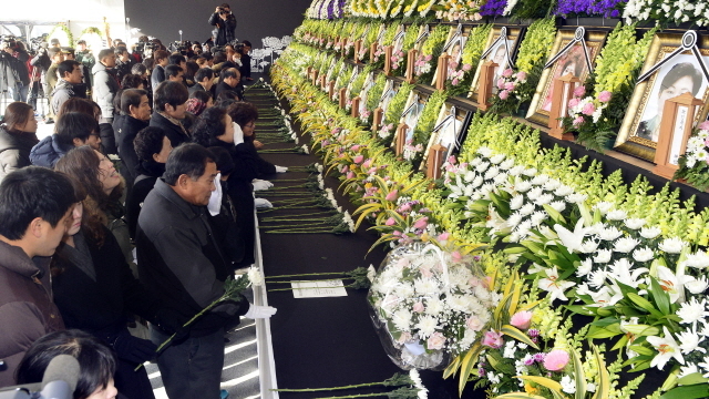 27일 오후 인천시 남동구 인천시청 앞 미래광장에서 열린 '세월호참사 일반인 희생자 합동영결식'에서 유가족들이 헌화와 분향을 하며 오열을 하고 있다. 장용준기자