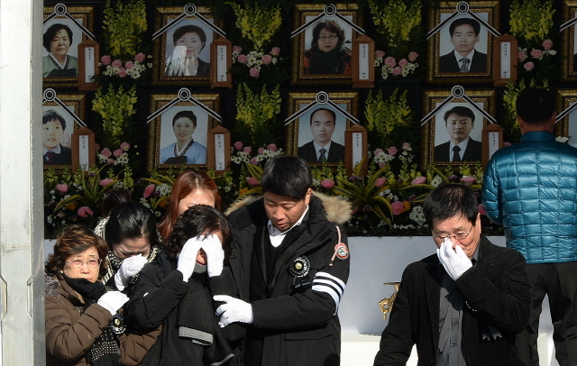27일 오후 인천시 남동구 인천시청 앞 미래광장에서 열린 '세월호참사 일반인 희생자 합동영결식'에서 유가족들이 헌화와 분향을 하며 오열을 하고 있다. 장용준기자