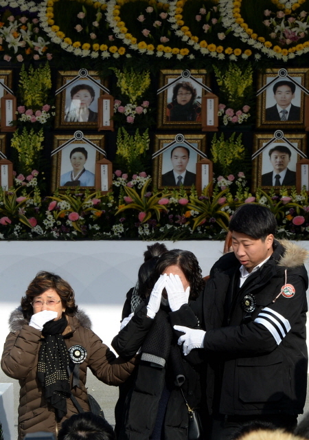 27일 오후 인천시 남동구 인천시청 앞 미래광장에서 열린 '세월호참사 일반인 희생자 합동영결식'에서 유가족들이 헌화와 분향을 하며 오열을 하고 있다. 장용준기자