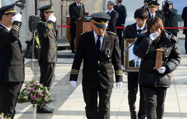 27일 오후 인천시 남동구 인천시청 앞 미래광장에서 세월호 참사 일반인 희생자 합동영결식을 마친 유족들이 오열하며 고인의 영정을 들고 인천가족공원으로 향하고 있다. 장용준기자