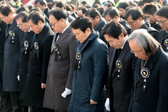 27일 오후 인천시 남동구 인천시청 앞 미래광장에서 열린 세월호참사 일반인 희생자 합동영결식'에서 유정복 인천시장과 박원순 서울시장, 남경필 경기지사, 원희룡 제주지사,  이주영 전 해양수산부 장관등이 고인들을 기리는 묵념을 하고 있다. 장용준기자
