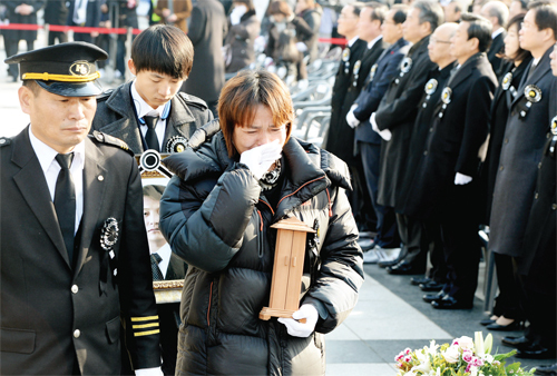 ▲ 27일 오후 인천시 남동구 인천시청 앞 미래광장에서 세월호 참사 일반인 희생자 합동영결식을 마친 유족들이 오열하며 고인의 영정을 들고 인천가족공원으로 향하고 있다. 장용준기자