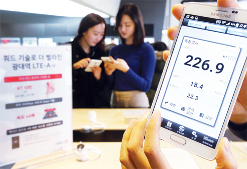 ▲ 28일 서울 광화문 KT 올레스퀘어에서 시민들이 ‘광대역 LTE-A X4’가 적용된 삼성 갤럭시 노트4 단말기로 기존 LTE보다 4배 빠른 최대 속도 300Mbps의 ‘광대역 LTE-A X4’ 서비스를 체험하고 있다.  연합뉴스
