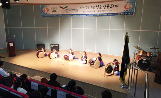 ▲ 오산중앙청소년문화의집(관장 박은수) 개관 1주년 기념 ‘청소년 문화제’가 지난 27일 청소년과 지역 주민 등 80여 명이 참석한 가운데 중앙동 주민센터에서 열렸다.