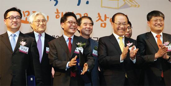 ▲ 류화선 경인여대총장(좌측에서 세번째)이 지난 23일 경인여대가 교육부와 한국과학창의재단이 공동주최한 대한민국 교육기부대상을 수상한 뒤 황우여 사회부총리겸 교육부장관(좌측에서 다섯번째) 등과 함께 축하 박수를 치고 있다.